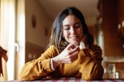 Eine junge Frau isst ein kleines Stück Schokolade. Eine junge Frau isst ein kleines Stück Schokolade.